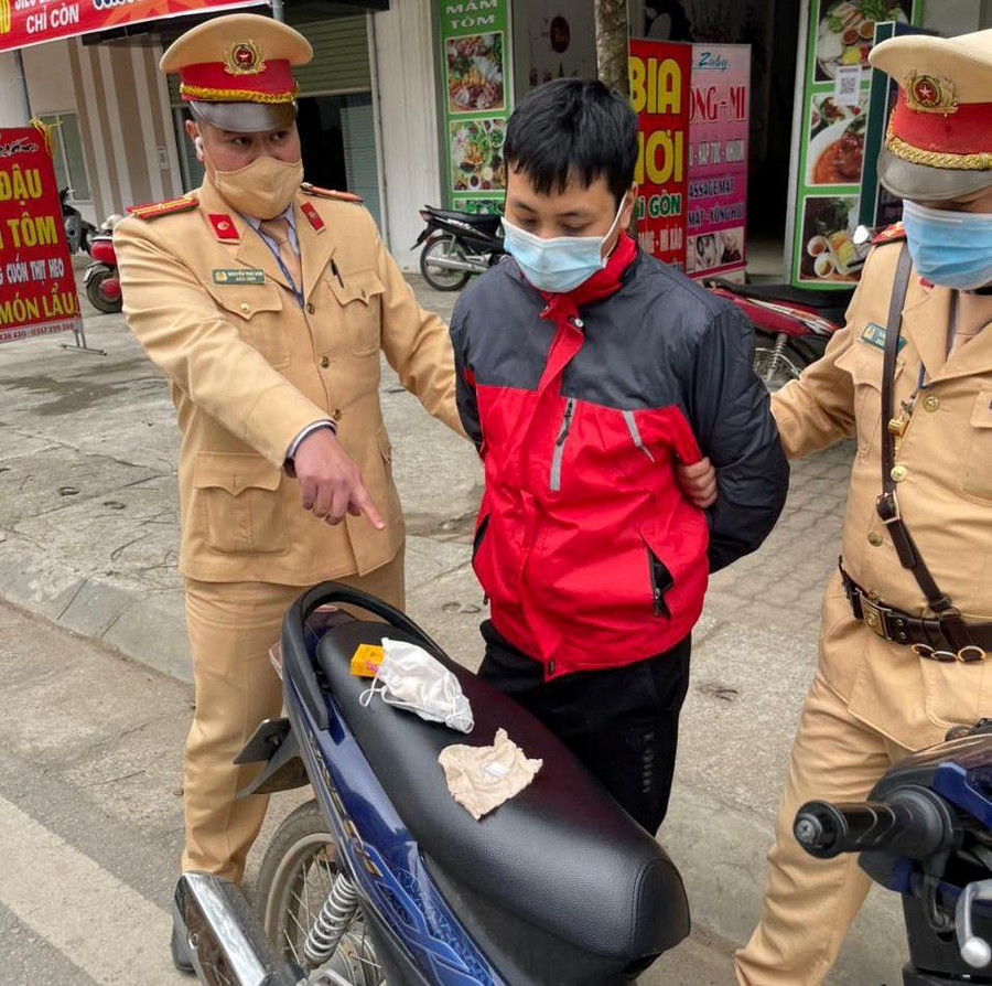 Đối tượng Hải điều khiển xe không có gương chiếu hậu, tàng trữ ma túy đá. Ảnh: Công an tỉnh Tuyên Quang.