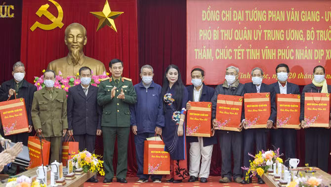 Bộ trưởng Bộ Quốc phòng Phan Văn Giang và Bí thư Tỉnh ủy Hoàng Thị Thúy Lan trao quà tặng người có công nhân dịp Tết Nguyên đán Nhâm Dần. Ảnh: Khánh Linh