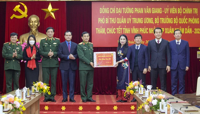 Bộ trưởng Bộ Quốc phòng Phan Văn Giang thăm, chúc Tết Đảng bộ và nhân dân tỉnh Vĩnh Phúc. Ảnh: Khánh Linh