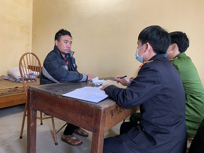 Cơ quan chức năng lấy lời khai đối tượng Chín. (Ảnh: VKSND tỉnh Tuyên Quang)