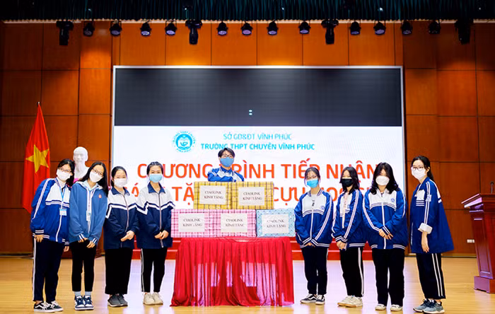 Hơn 1.000 đầu sách đến với học sinh trường THPT Chuyên Vĩnh Phúc