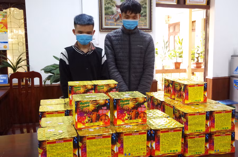 2 đối tượng cùng tang vật là 60kg pháo nổ tại cơ quan Công an. Ảnh: Công an tỉnh Hà Giang