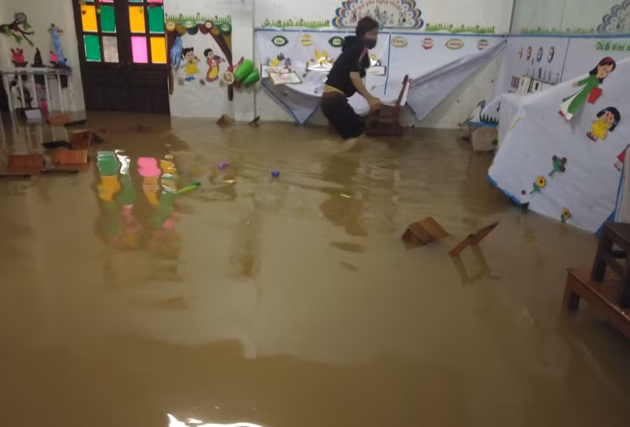 Nước lũ tràn vào phòng học, gây hư hỏng đồ chơi, đồ dùng dạy học của cô trò Trường Mầm non Khánh Thành, huyện Yên Thành, Nghệ An.