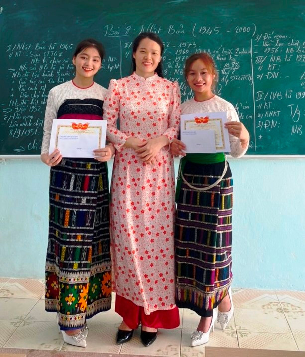 Nữ sinh Phạm Thu Hằng (phải) và cô Hà Thị Yến- giáo viên chủ nhiệm. Ảnh: NVCC. Nữ sinh Phạm Thu Hằng (phải) và cô Hà Thị Yến- giáo viên chủ nhiệm. Ảnh: NVCC.