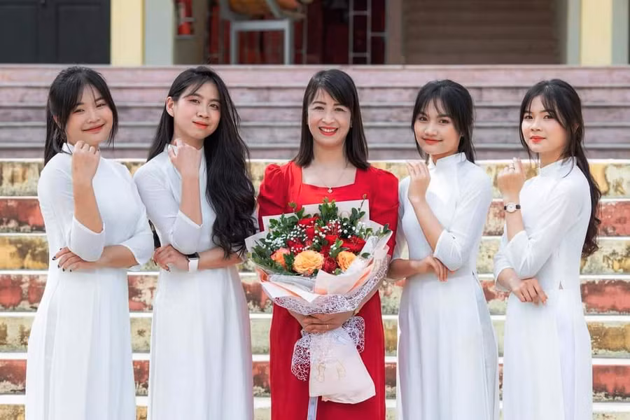 Nữ sinh Phạm Thị Lành (thứ 2 từ phải qua) cùng các bạn của mình và cô Lê Thị Luyến - giáo viên dạy Văn, Trường THPT Quan Sơn (Thanh Hóa). Ảnh: NVCC.