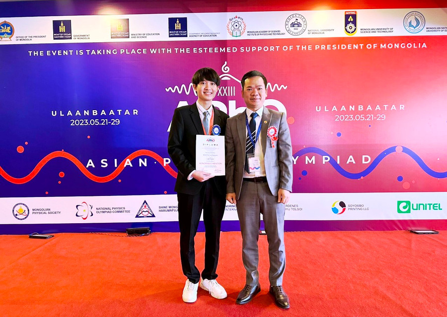 Thầy giáo Nguyễn Hoàng Hà và em Lê Viết Hoàng Anh, Trường THPT chuyên Lam Sơn (Thanh Hóa), tại Olympic Vật lý Châu Á - Thái Bình Dương tháng 5/2023. Ảnh: Nhà trường cung cấp.