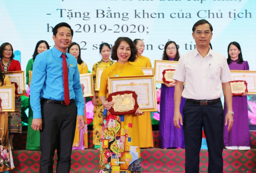 Ông Nguyễn Văn Khoa (bên phải) - Phó Giám đốc Sở GD&ĐT Nghệ An và ông Đặng Văn Hải - Chủ tịch Công đoàn Giáo dục Nghệ An khen thưởng nữ nhà giáo tiêu biểu. Ảnh: Hồ Lài. Ông Nguyễn Văn Khoa (bên phải) - Phó Giám đốc Sở GD&ĐT Nghệ An và ông Đặng Văn Hải - Chủ tịch Công đoàn Giáo dục Nghệ An khen thưởng nữ nhà giáo tiêu biểu. Ảnh: Hồ Lài.