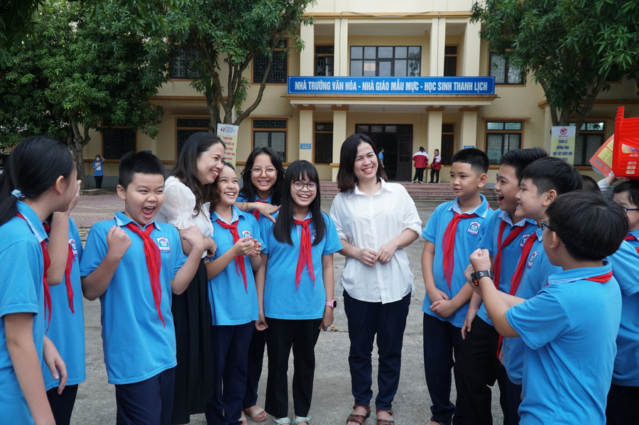 Cô trò Trường THCS Đặng Thai Mai (TP Vinh, Nghệ An). Ảnh: Hồ Lài. Cô trò Trường THCS Đặng Thai Mai (TP Vinh, Nghệ An). Ảnh: Hồ Lài.
