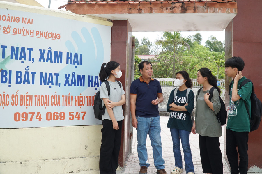 Thầy Hồ Tuấn Anh - Hiệu trưởng Trường THCS Quỳnh Phương, thị xã Hoàng Mai, Nghệ An trao đổi, trò chuyện với học sinh. Ảnh: Hồ Lài. Thầy Hồ Tuấn Anh - Hiệu trưởng Trường THCS Quỳnh Phương, thị xã Hoàng Mai, Nghệ An trao đổi, trò chuyện với học sinh. Ảnh: Hồ Lài.