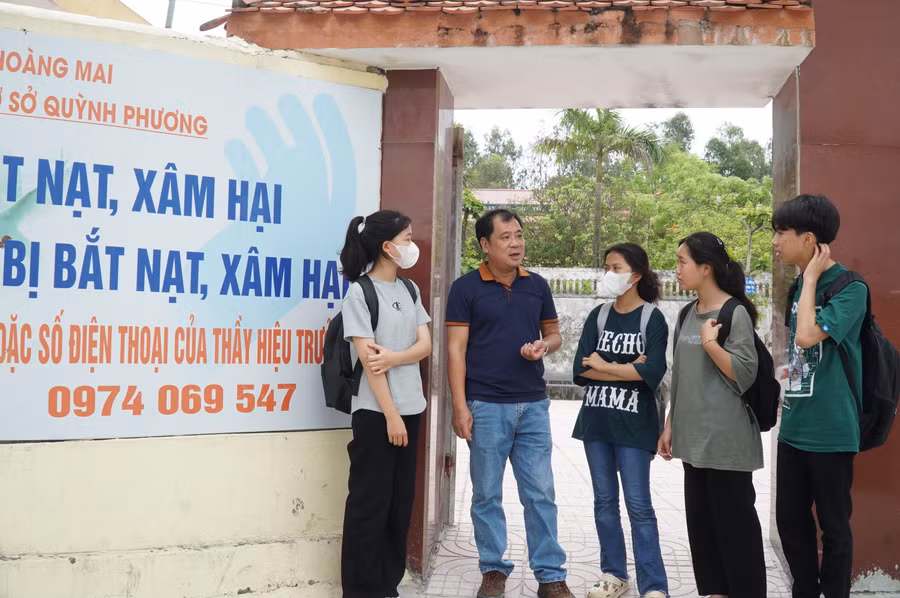Thầy Hồ Tuấn Anh - Hiệu trưởng Trường THCS Quỳnh Phương, thị xã Hoàng Mai, Nghệ An trao đổi, trò chuyện với học sinh. Ảnh: Hồ Lài.