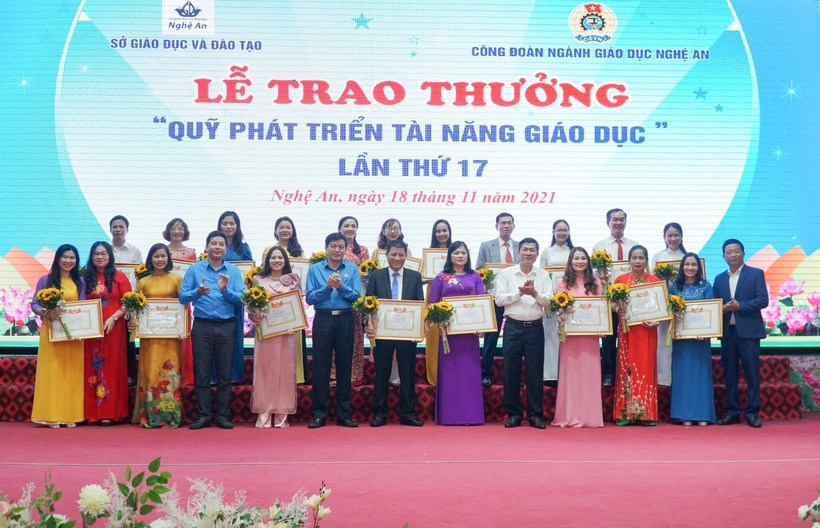Chu kỳ 2 năm một lần, Công đoàn ngành GD Nghệ An chủ trì tổ chức trao thưởng "Quỹ phát triển tài năng giáo dục" cho giáo viên tiêu biểu trên địa bàn. Ảnh: Hồ Lài. Chu kỳ 2 năm một lần, Công đoàn ngành GD Nghệ An chủ trì tổ chức trao thưởng "Quỹ phát triển tài năng giáo dục" cho giáo viên tiêu biểu trên địa bàn. Ảnh: Hồ Lài.