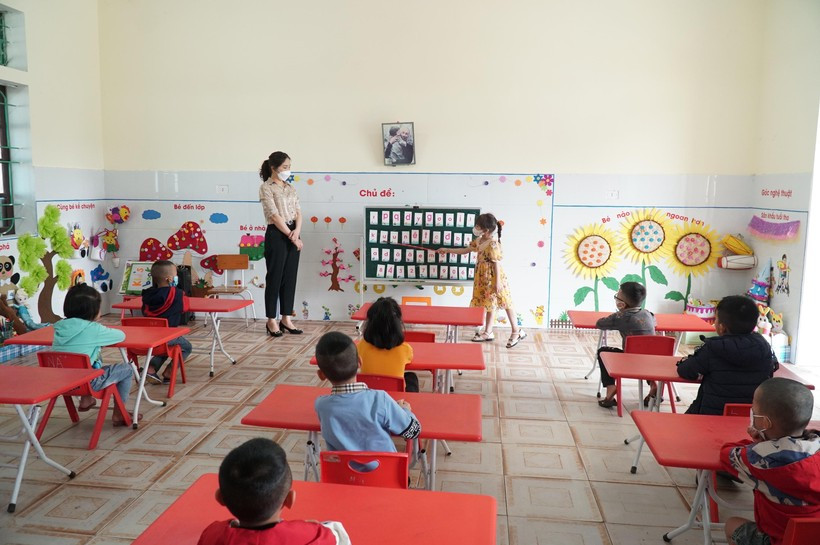 Sau các cuộc đối thoại của ngành giáo dục với giáo viên đã góp phần giải quyết nhiều vấn đề vướng mắc, trong đó có việc bổ sung biên chế tuyển dụng giáo viên mầm non hợp đồng diện 06, 09. Ảnh: Hồ Lài. Sau các cuộc đối thoại của ngành giáo dục với giáo viên đã góp phần giải quyết nhiều vấn đề vướng mắc, trong đó có việc bổ sung biên chế tuyển dụng giáo viên mầm non hợp đồng diện 06, 09. Ảnh: Hồ Lài.