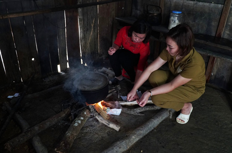 Giáo viên điểm trường Huồi Cọ (Trường Tiểu học Nhôn Mai, huyện Tương Dương, Nghệ An) ở lại ký túc xá cắm bản dạy học. Ảnh: Hồ Lài. Giáo viên điểm trường Huồi Cọ (Trường Tiểu học Nhôn Mai, huyện Tương Dương, Nghệ An) ở lại ký túc xá cắm bản dạy học. Ảnh: Hồ Lài.