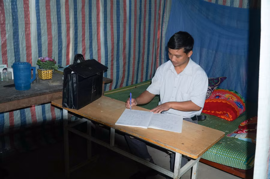 Thầy giáo cắm bản ở điểm trường Phà Nọi, Trường Tiểu học Đoọc Mạy (huyện Kỳ Sơn, Nghệ An) ở lại trong gian nhà ký túc tạm bợ mỗi buổi trưa để dạy học 2 buổi/ngày.