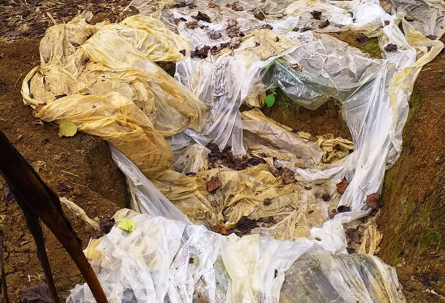 Hiện trường được cho là nơi "lâm tặc" pha chế thuốc diệt cỏ để phun tàn phá rừng phòng hộ ở xã Điền Thượng, Bá Thước, giáp ranh với xã Thạch Lập, huyện Ngọc Lặc (Thanh Hóa).