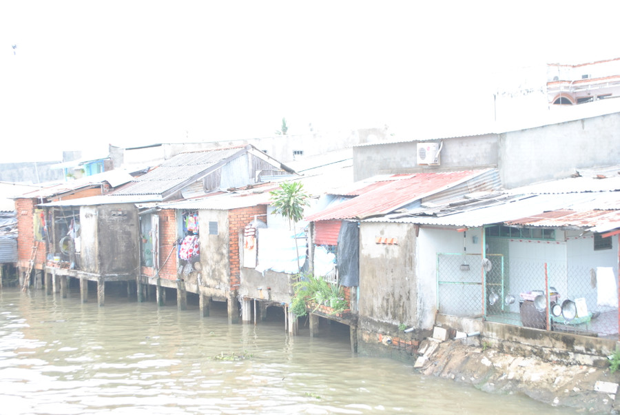 Một khu nhà ven kênh rạch tại TPHCM. (Ảnh: Lê Nam)
