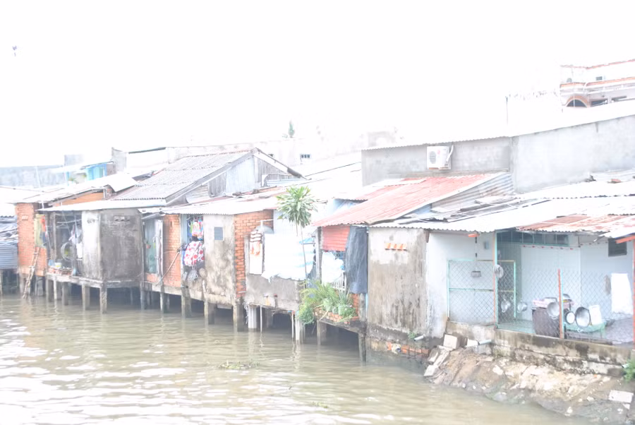 Một khu nhà ven kênh rạch tại TPHCM. (Ảnh: Lê Nam)