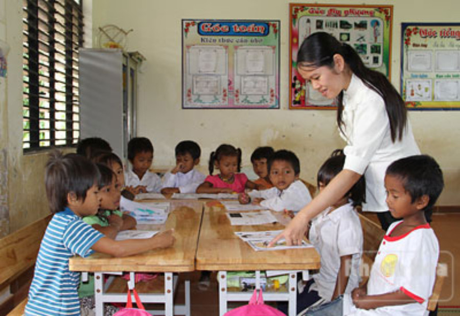 Lớp dạy tập nói tiếng Việt cho các em học sinh người dân tộc thiểu số tại Trường Tiểu học Sơn Lâm (huyện Khánh Sơn). Ảnh: Báo Khánh Hòa Lớp dạy tập nói tiếng Việt cho các em học sinh người dân tộc thiểu số tại Trường Tiểu học Sơn Lâm (huyện Khánh Sơn). Ảnh: Báo Khánh Hòa