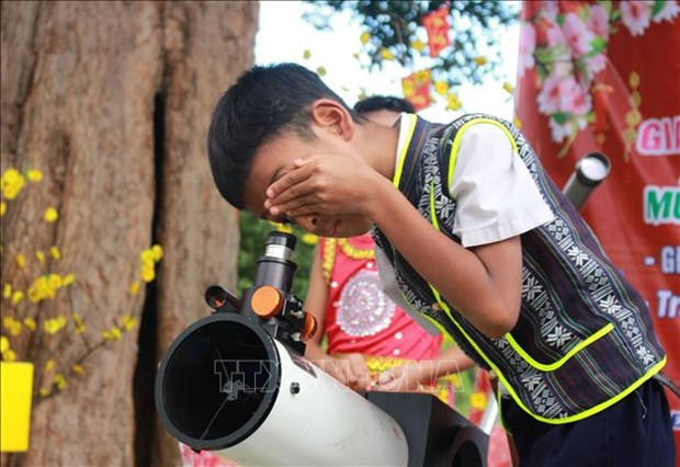 Học sinh tiểu học ở huyện Khánh Vĩnh ngắm bầu trời qua thiết bị thiên văn trong chương trình khoa học trải nghiệm. Ảnh: TTXVN Học sinh tiểu học ở huyện Khánh Vĩnh ngắm bầu trời qua thiết bị thiên văn trong chương trình khoa học trải nghiệm. Ảnh: TTXVN