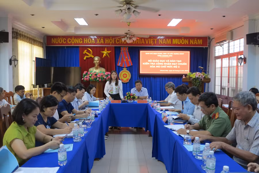 Đoàn kiểm tra của Vụ Giáo dục và Thường xuyên, Bộ GD&ĐT làm việc tại Khánh Hòa về công tác phổ cập giáo dục, xoá mù chữ, tháng 8/2023. Ảnh: Báo Khánh Hòa