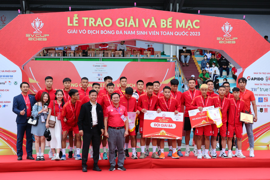 Các đội nhận giải thưởng tại lễ bế mạc SV Cup 2023. Ảnh: BTC. Các đội nhận giải thưởng tại lễ bế mạc SV Cup 2023. Ảnh: BTC.