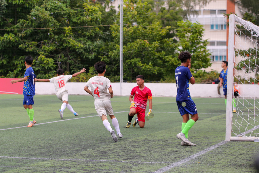Niềm vui của các cầu thủ Trường Đại học Sư phạm Thể dục Thể thao Hà Nội sau khi ghi bàn mở tỷ số trận đấu Ảnh: BTC. Niềm vui của các cầu thủ Trường Đại học Sư phạm Thể dục Thể thao Hà Nội sau khi ghi bàn mở tỷ số trận đấu Ảnh: BTC.