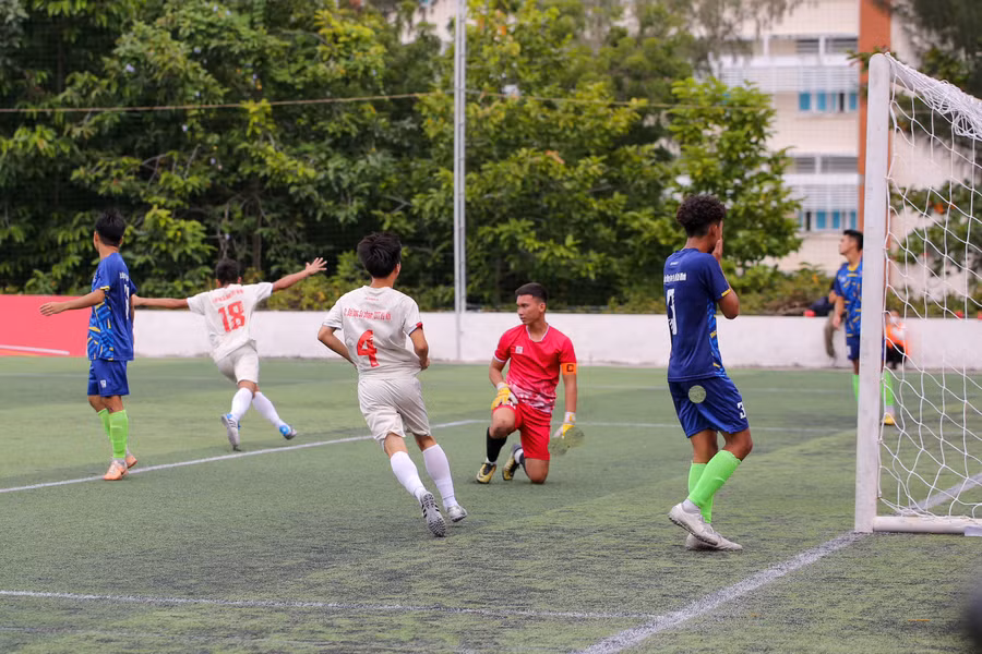 Niềm vui của các cầu thủ Trường Đại học Sư phạm Thể dục Thể thao Hà Nội sau khi ghi bàn mở tỷ số trận đấu Ảnh: BTC.