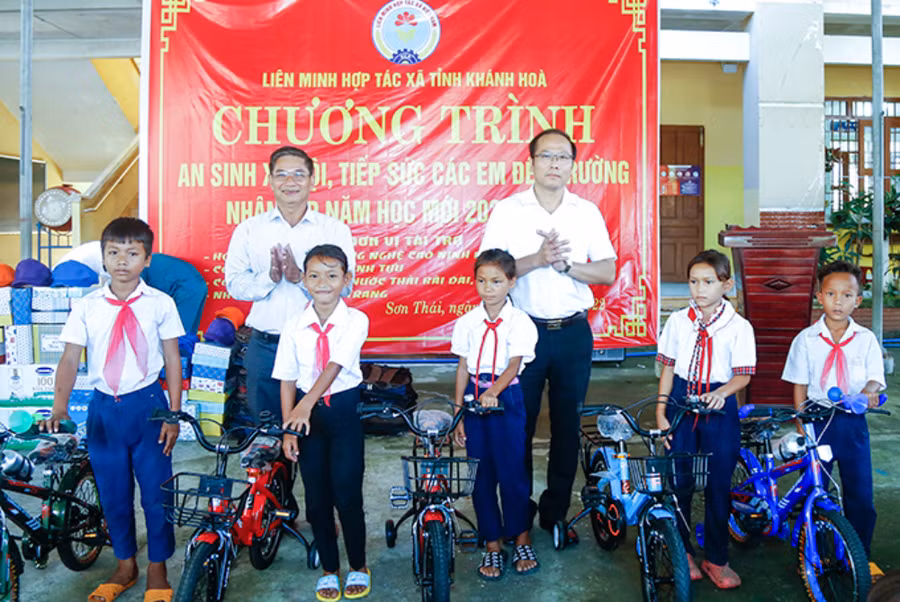 Chương trình “Tiếp sức các em đến trường” tại Trường Tiểu học Sơn Thái, Khánh Vĩnh. Ảnh: Báo Khánh Hòa