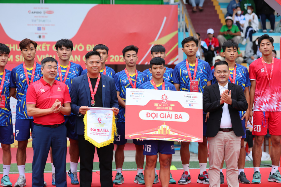 Các đội nhận giải thưởng tại lễ bế mạc SV Cup 2023. Ảnh: BTC. Các đội nhận giải thưởng tại lễ bế mạc SV Cup 2023. Ảnh: BTC.