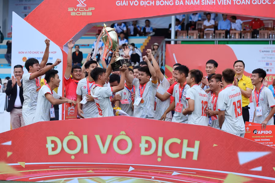 Trường Đại học Sư phạm Thể dục Thể thao Hà Nội nhận cúp vô địch SV Cup 2023. Ảnh: BTC.