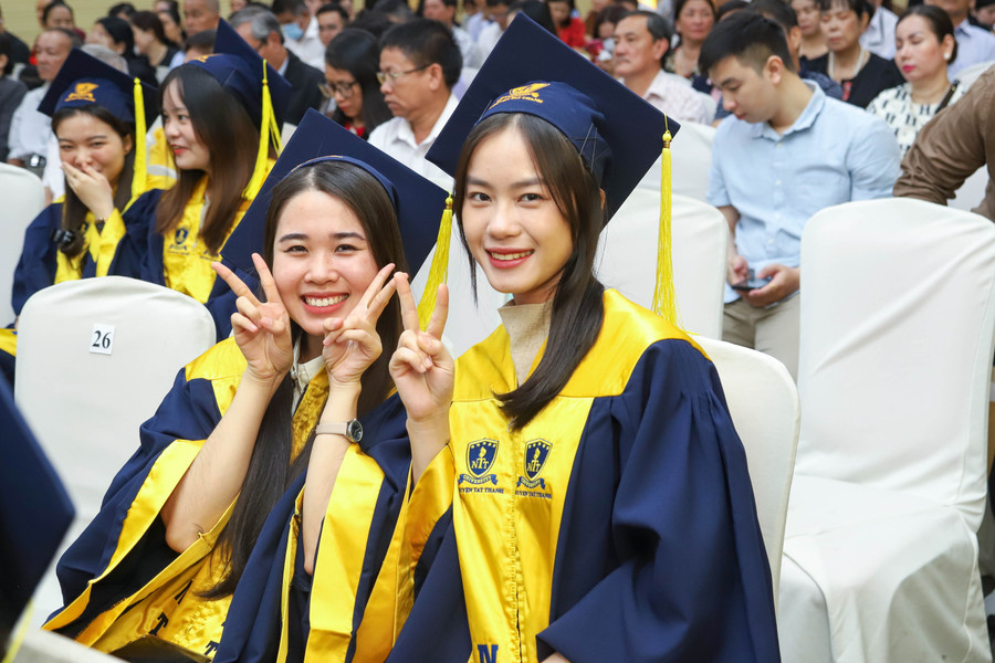 Niềm vui của các tân bác sĩ tại lễ tốt nghiệp. Ảnh: Nga Nguyễn Niềm vui của các tân bác sĩ tại lễ tốt nghiệp. Ảnh: Nga Nguyễn