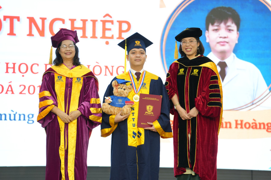 Sinh viên nhận bằng tốt nghiệp bác sĩ Y học dự phòng. Ảnh: Nga Nguyễn Sinh viên nhận bằng tốt nghiệp bác sĩ Y học dự phòng. Ảnh: Nga Nguyễn