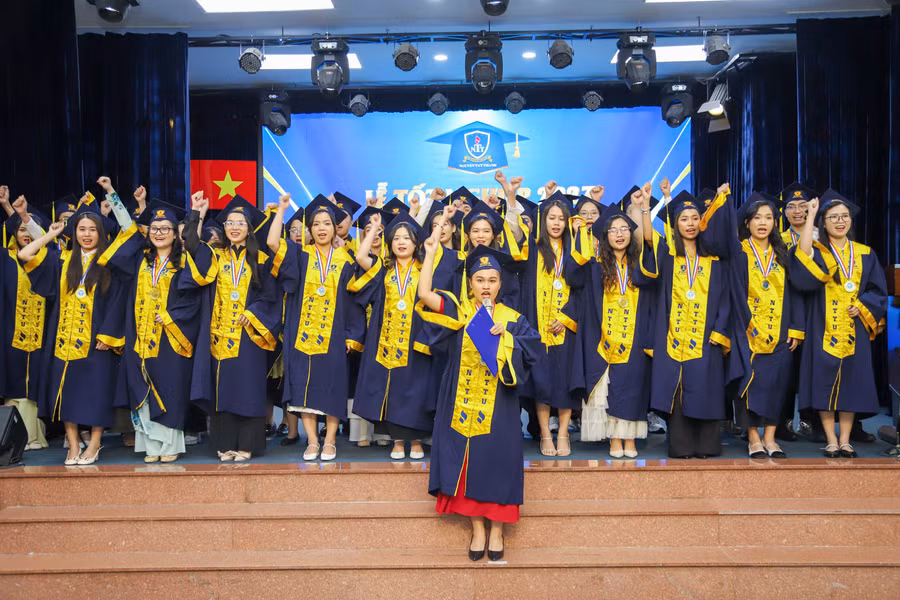 37 sinh viên tốt nghiệp bác sĩ Y học dự phòng, Trường Đại học Nguyễn Tất Thành. Ảnh: Nga Nguyễn