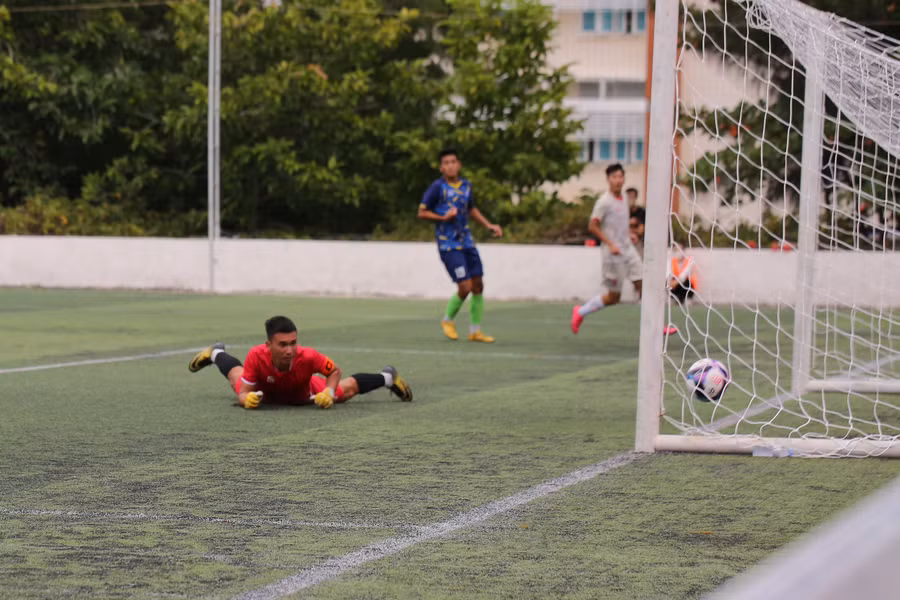 Cầu thủ Trường Đại học Sư phạm Thể dục Thể thao Hà Nội ghi bàn mở tỷ số. Ảnh: BTC.