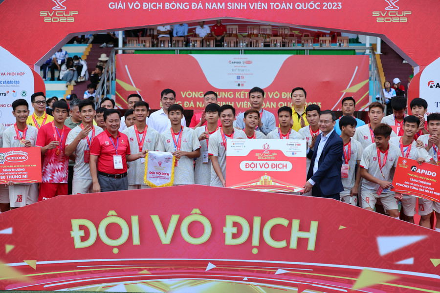 Các đội nhận giải thưởng tại lễ bế mạc SV Cup 2023. Ảnh: BTC. Các đội nhận giải thưởng tại lễ bế mạc SV Cup 2023. Ảnh: BTC.