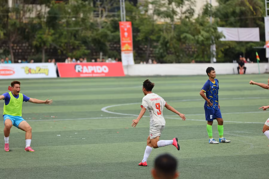 Niềm vui của các cầu thủ Trường Đại học Sư phạm Thể dục Thể thao Hà Nội sau khi ghi bàn mở tỷ số trận đấu Ảnh: BTC.