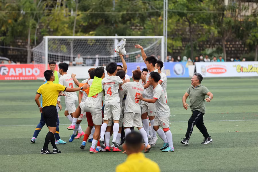 Niềm vui của các cầu thủ Trường Đại học Sư phạm Thể dục Thể thao Hà Nội sau khi ghi bàn mở tỷ số trận đấu Ảnh: BTC.