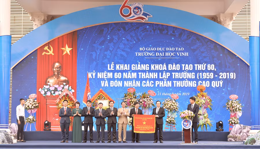 Bộ trưởng Phùng Xuân Nhạ thừa ủy quyền trao Cờ thi đua Chính phủ cho ĐH Vinh