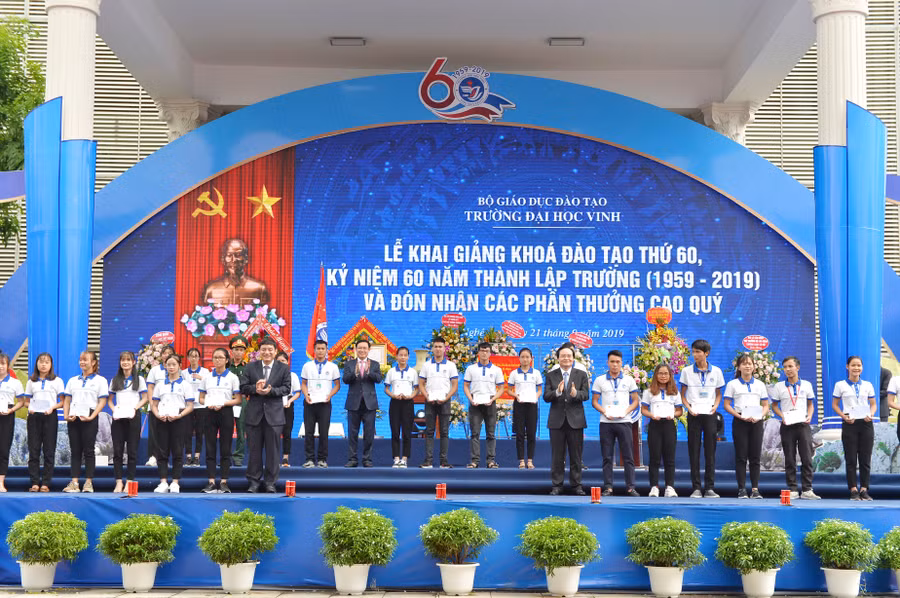 Lãnh đạo Trung ương và địa phương trao học bổng cho sinh viên xuất sắc trong lễ khai giảng
