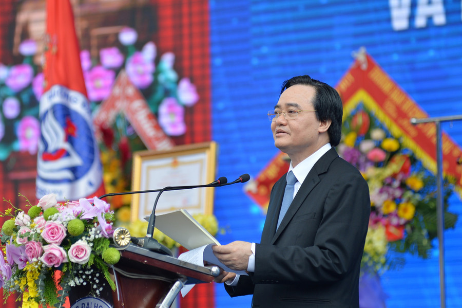 Bộ trưởng Bộ GD&ĐT Phùng Xuân Nhạ phát biểu tại lễ khai giảng Trường ĐH Vinh