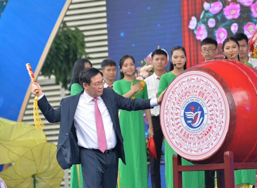 Phó Thủ tướng Chính phủ Vương Đình Huệ đánh trống khai giảng năm học mới 2019 - 2020 tại Trường ĐH Vinh