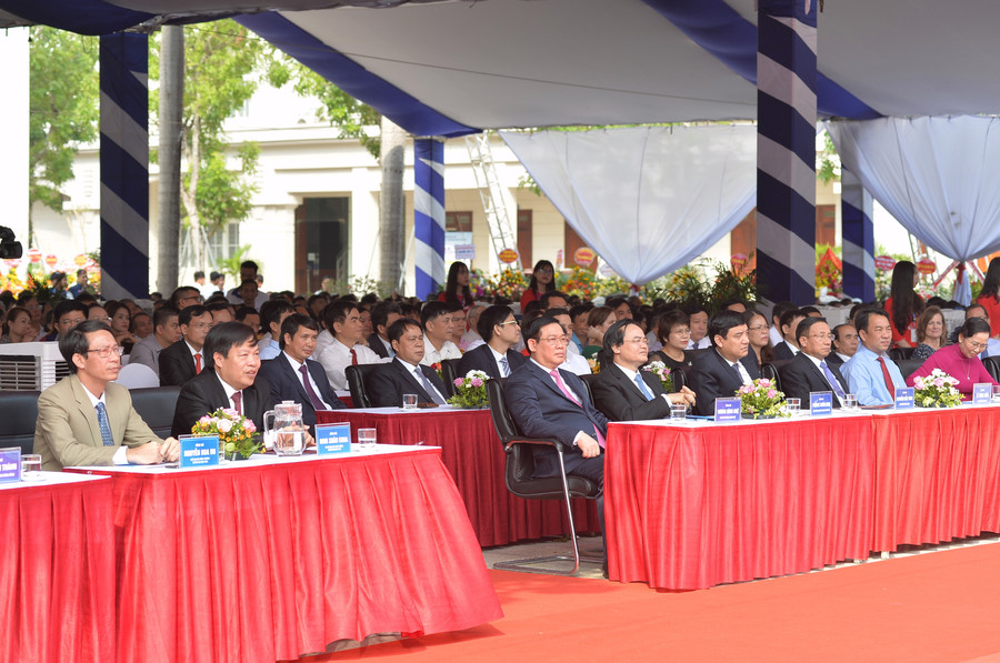 Các đại biểu Trung ương, địa phương về dự Lễ khai giảng khóa đào tạo thứ 60 Trường ĐH Vinh