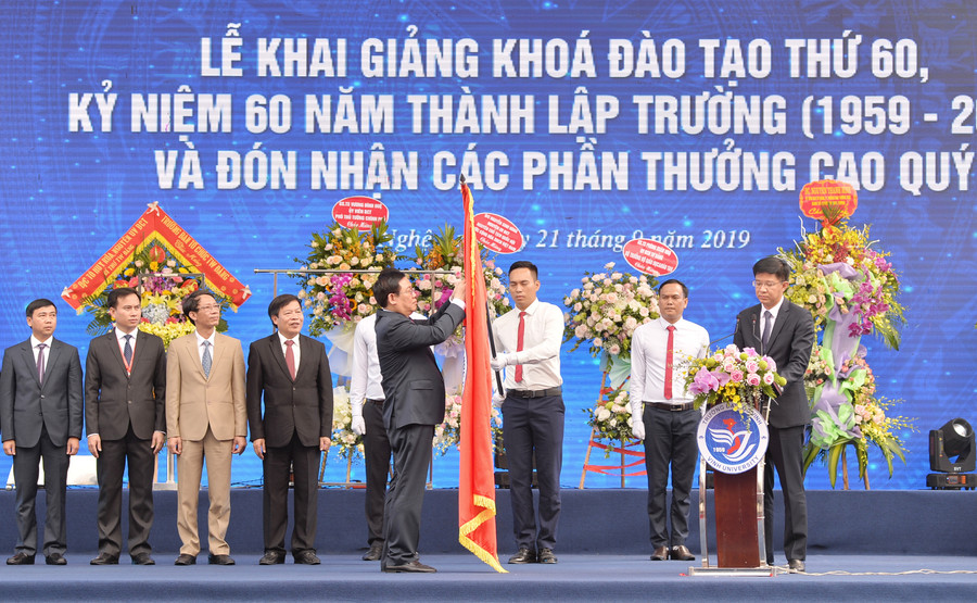 Phó Thủ tướng thừa ủy quyền của Chủ tịch nước trao Huân chương Lao động hạng Nhất cho Trường ĐH Vinh