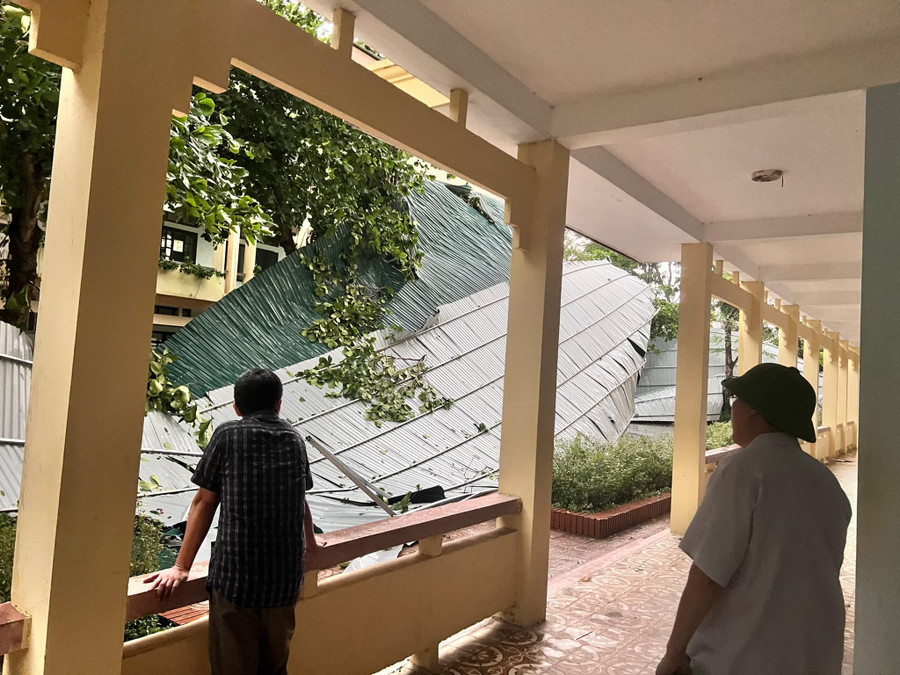 Rất may thời điểm này, hơn 400 học sinh khối 12 đã hoàn thành kỳ thi thử tốt nghiệp THPT và ra về nên không xảy ra thiệt hại về người. Ảnh: NTCC.