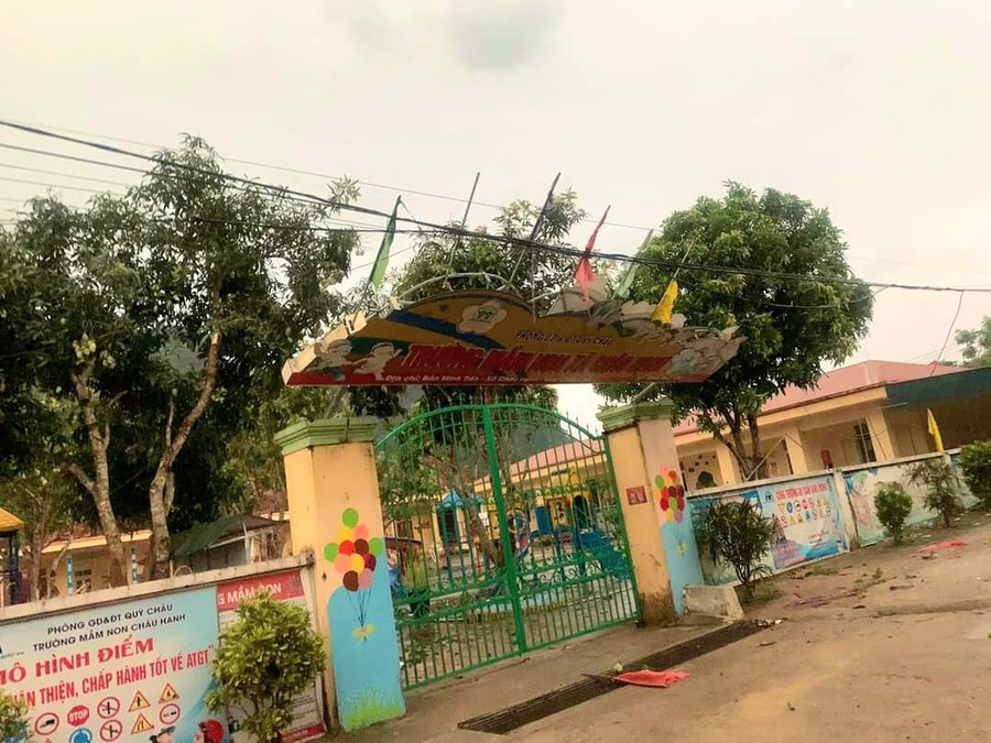 Trường Mầm non xã Châu Bính (huyện Quỳ Châu) bị gãy sau trận giông lốc. Ảnh: NDCC.