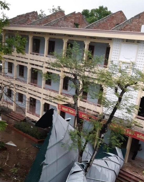Toàn bộ mái tôn dãy phòng học của Trường THPT Quỳ Châu bị lật và rơi xuống đất. Ảnh: NTCC.