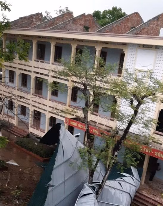 Toàn bộ mái tôn dãy phòng học của Trường THPT Quỳ Châu bị lật và rơi xuống đất. Ảnh: NTCC.