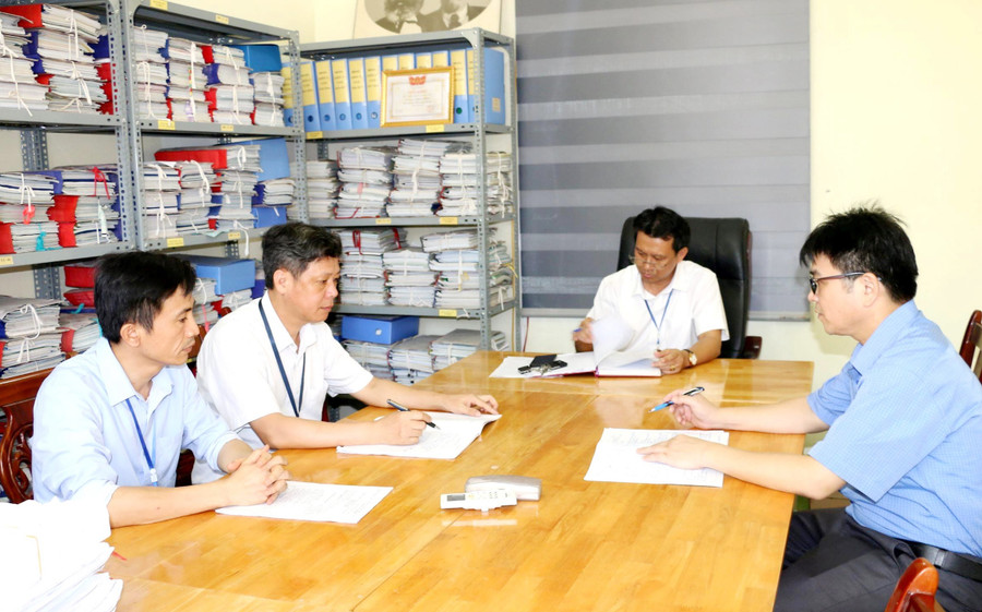 Hội đồng thi Trường THPT Đô Lương 3 (huyện Đô Lương, Nghệ An) rà soát các khâu chuẩn bị cho kỳ thi tuyển sinh vào lớp 10 năm học 2024-2025. Ảnh: Hồ Lài Hội đồng thi Trường THPT Đô Lương 3 (huyện Đô Lương, Nghệ An) rà soát các khâu chuẩn bị cho kỳ thi tuyển sinh vào lớp 10 năm học 2024-2025. Ảnh: Hồ Lài