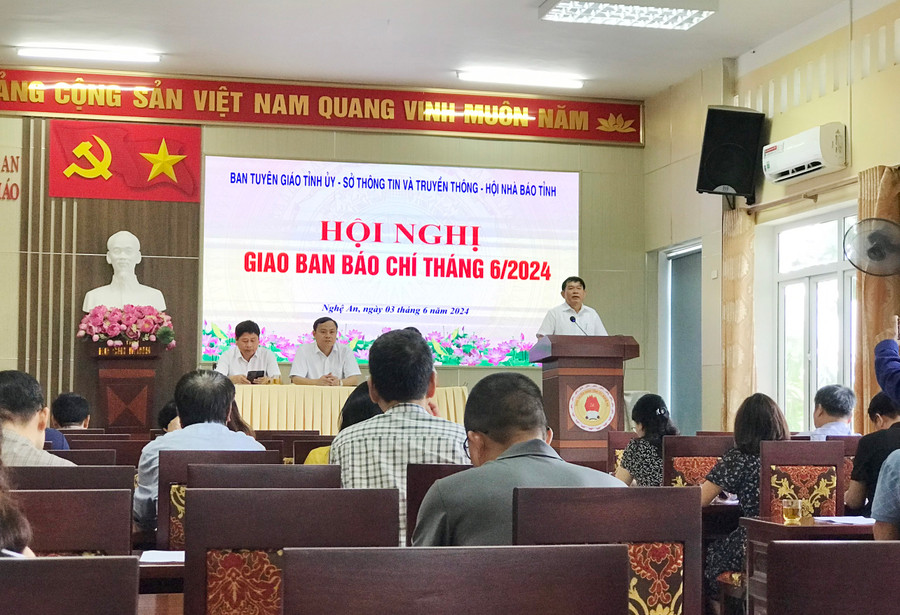 Ông Đào Công Lợi - Phó Giám đốc Sở GD&ĐT Nghệ An thông tin, kỳ thi tuyển sinh vào lớp 10 THPT năm nay có số thí sinh đăng ký dự thi lớn nhất từ trước đến nay. Ảnh: Hồ Lài Ông Đào Công Lợi - Phó Giám đốc Sở GD&ĐT Nghệ An thông tin, kỳ thi tuyển sinh vào lớp 10 THPT năm nay có số thí sinh đăng ký dự thi lớn nhất từ trước đến nay. Ảnh: Hồ Lài