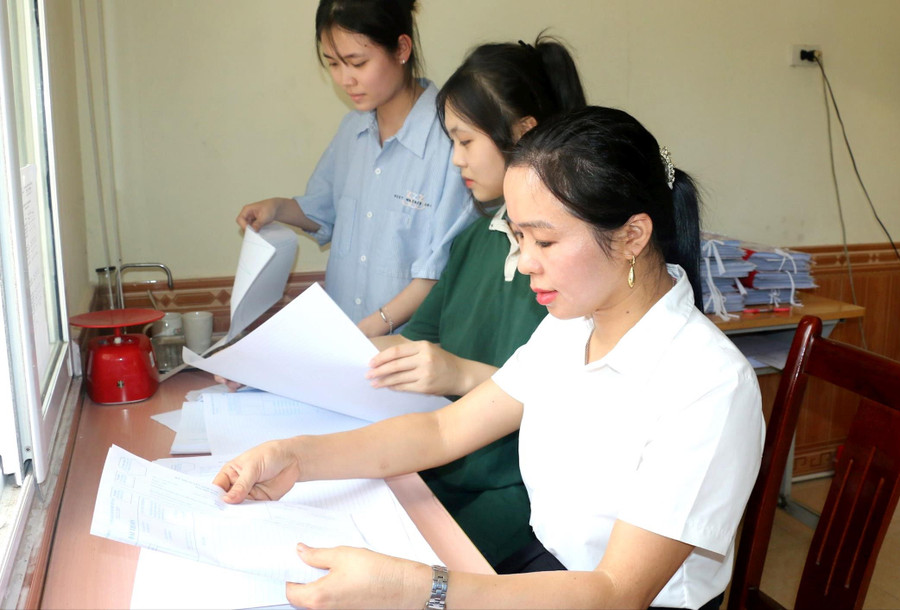 Các điểm thi tại Nghệ An chuẩn bị giấy thi cho thí sinh tham gia kỳ thi tuyển sinh vào lớp 10. Ảnh: Hồ Lài Các điểm thi tại Nghệ An chuẩn bị giấy thi cho thí sinh tham gia kỳ thi tuyển sinh vào lớp 10. Ảnh: Hồ Lài